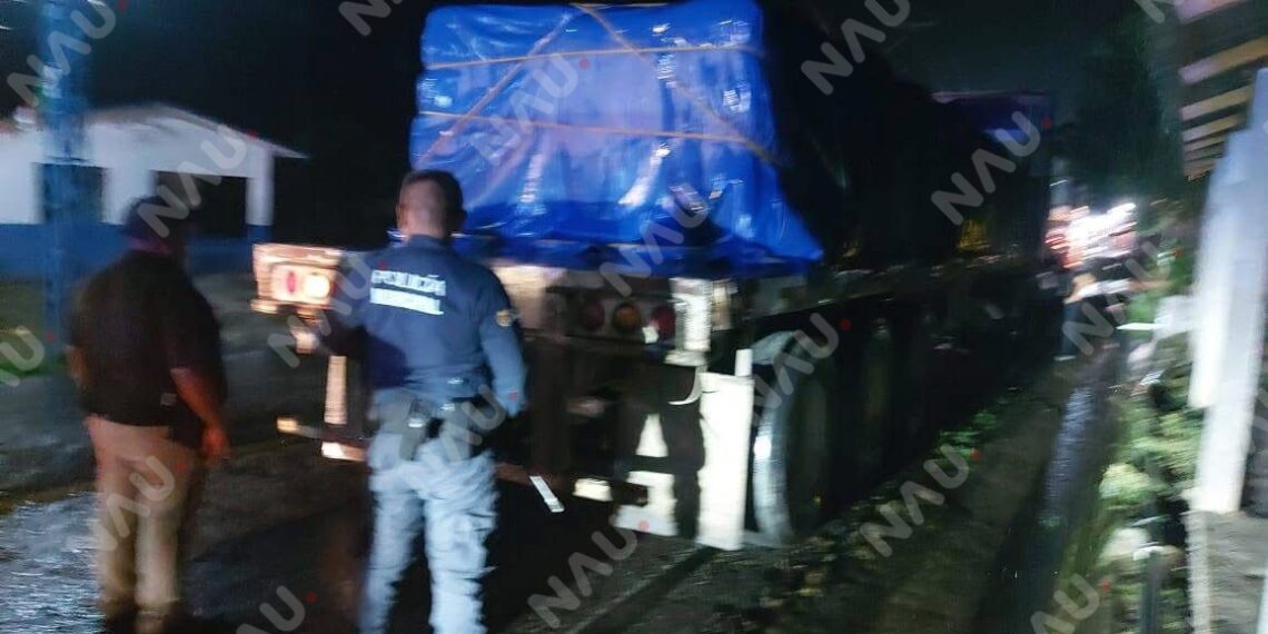 Policía frustra intento de rapiña a tráiler cargado con cemento en la vía Huixtla – Motozintla