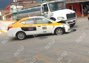 Taxi se impacta contra pipa de agua en el centro de Tapachula; sólo daños materiales