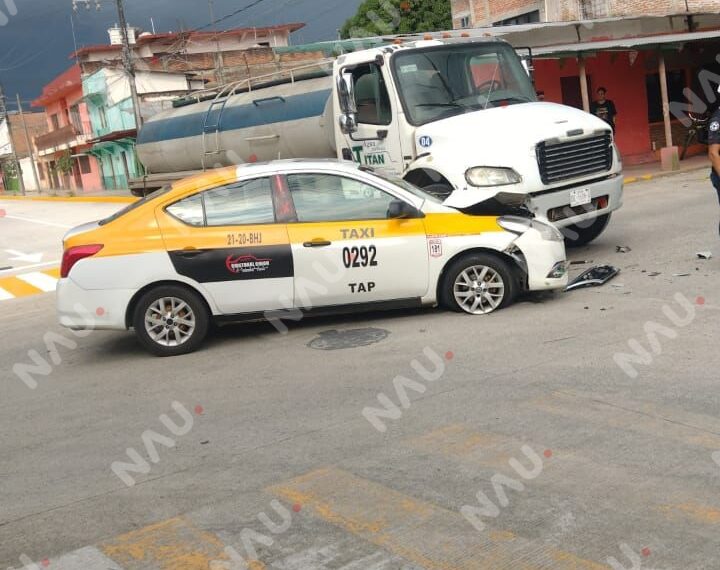 Taxi se impacta contra pipa de agua en el centro de Tapachula; sólo daños materiales