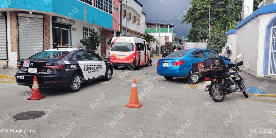 Choque entre ómnibus y automóvil deja solo daños materiales en el centro de Tapachula