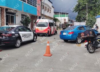 Choque entre ómnibus y automóvil deja solo daños materiales en el centro de Tapachula