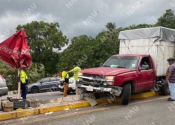 Camioneta pierde el control y se sube al camellón en Viva México