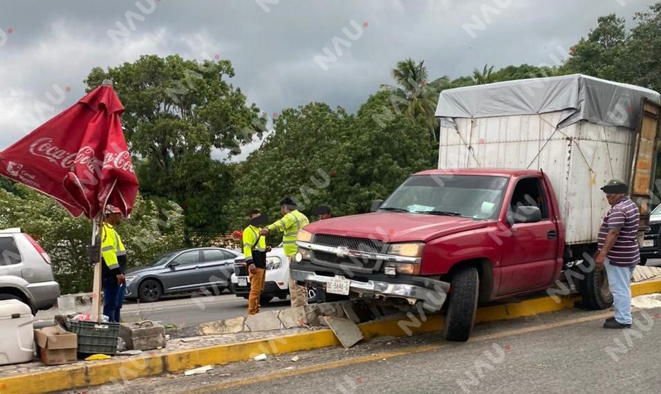 Camioneta pierde el control y se sube al camellón en Viva México
