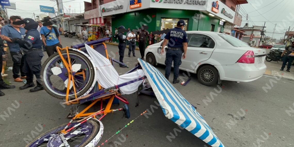 Mujer lesionada tras choque entre un Aveo y un triciclo de pasaje en Cacahoatán