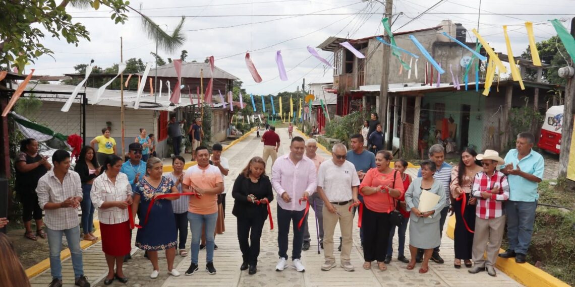 Fabián Barrios de León cumple compromiso con las familias de Santo Domingo y la comunidad estudiantil