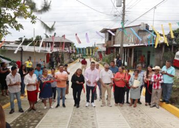 Fabián Barrios de León cumple compromiso con las familias de Santo Domingo y la comunidad estudiantil