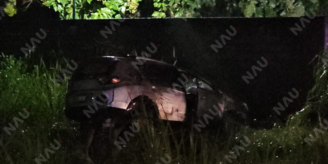 Camioneta de lujo se sale de la vía y causa daños en Terranova, Tapachula