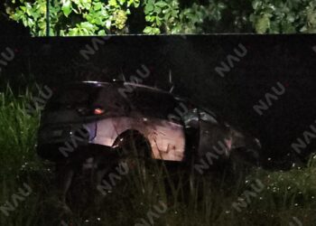 Camioneta de lujo se sale de la vía y causa daños en Terranova, Tapachula