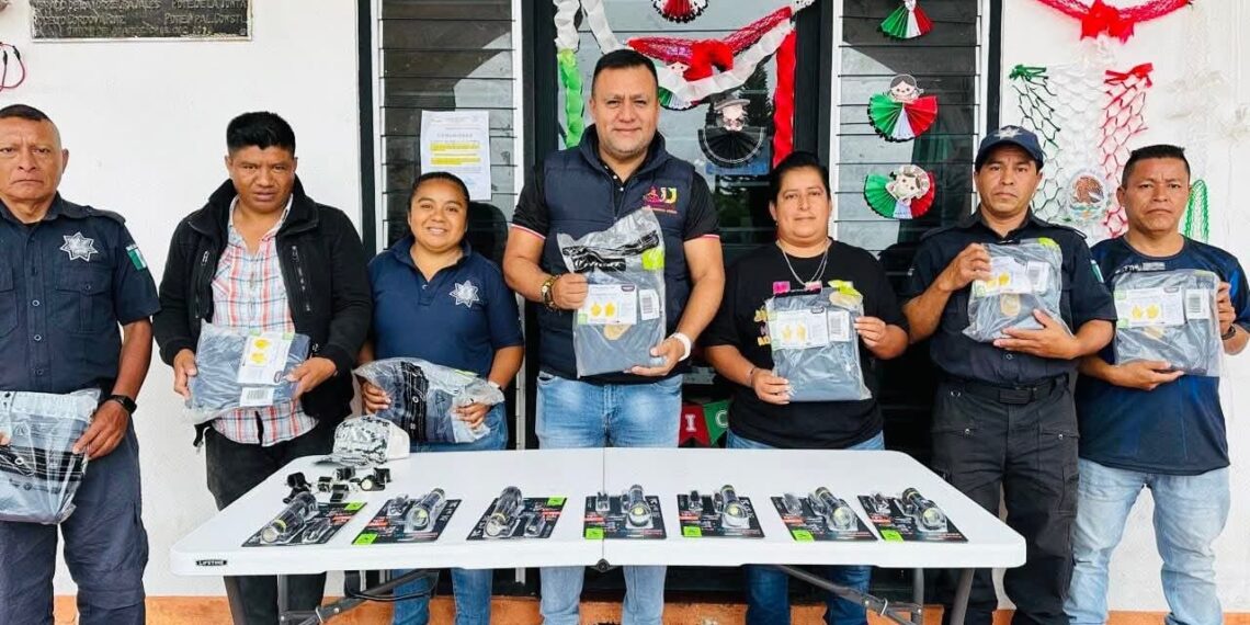 Entrega Fabian Barrios de León equipo de protección a personal de la Dirección de Vialidad Municipal