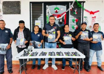 Entrega Fabian Barrios de León equipo de protección a personal de la Dirección de Vialidad Municipal