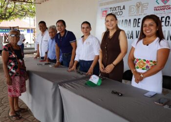 El Sistema DIF Tuxtla Chico entrega lentes de vistas cansadas