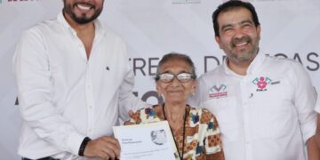 ICHEJA y Gobierno de Tuxtla Chico entregan becas “Rosario Castellanos”