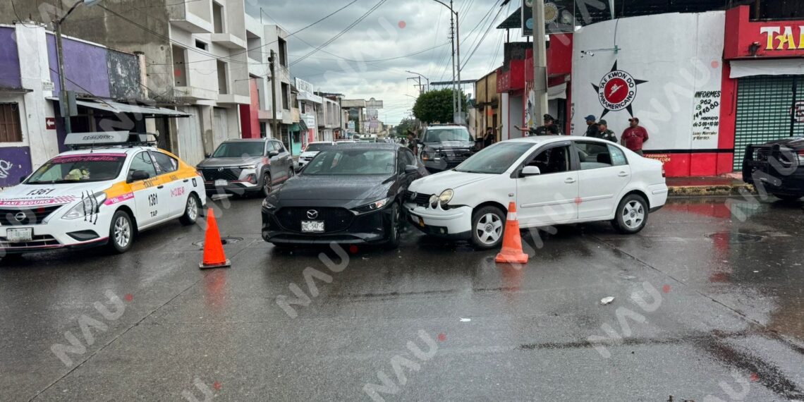 Choque entre dos vehículos deja solo daños materiales en el centro de Tapachula