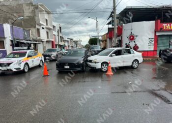 Choque entre dos vehículos deja solo daños materiales en el centro de Tapachula