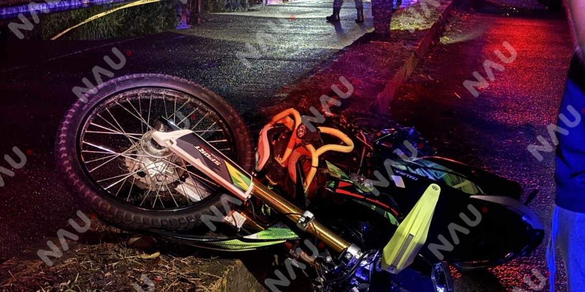 Joven motociclista pierde la vida al estrellarse contra un poste en el boulevard Príncipe Akishino