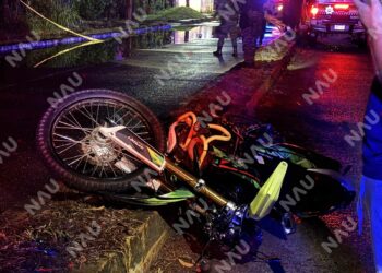 Joven motociclista pierde la vida al estrellarse contra un poste en el boulevard Príncipe Akishino