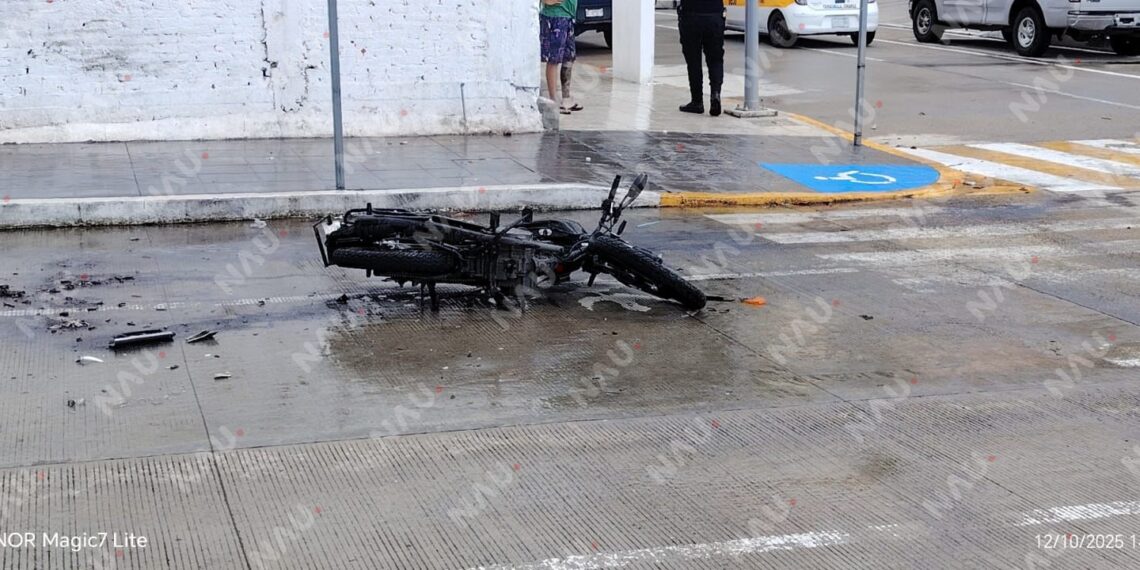 Dos motociclistas de “Mandaditos” resultan lesionados tras ser impactados por un vehículo que se dio a la fuga en Tapachula