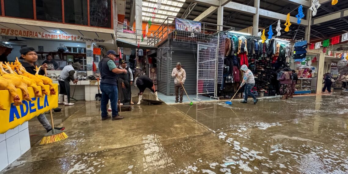 Realizan jornada de limpieza en el Mercado de la Zona Norte para mejorar su imagen y reactivarlo