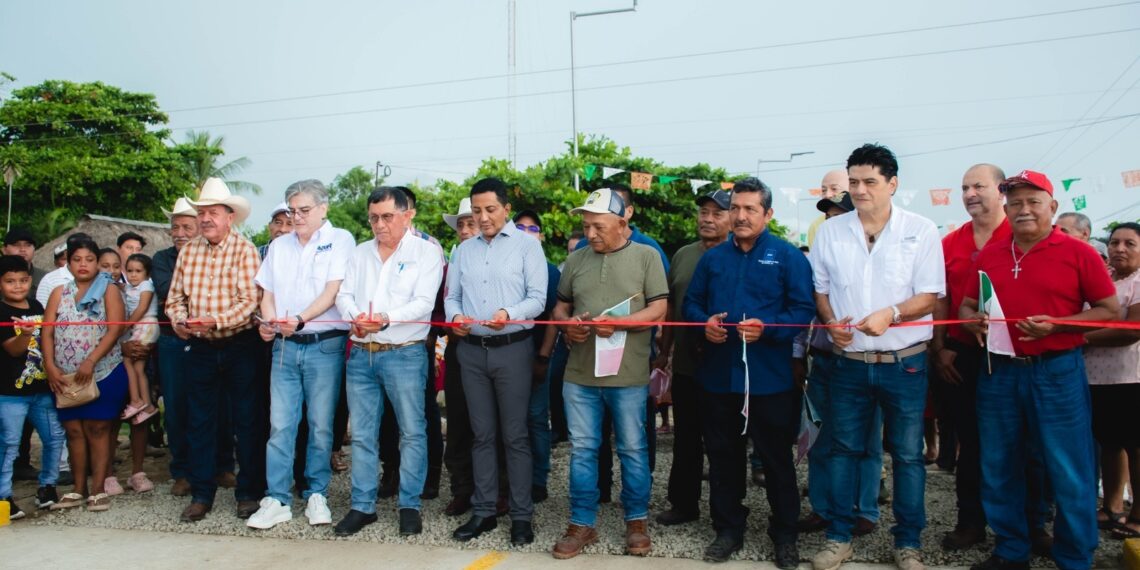 El presidente Elmer de Jesús Vázquez Gallardo entrega el Puente Vehicular en el Ejido Cuauhtémoc