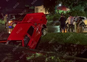 Pareja de la tercera edad cae con su vehículo a un dren pluvial en Tapachula; policía municipal se mete al dren al para rescatarlos
