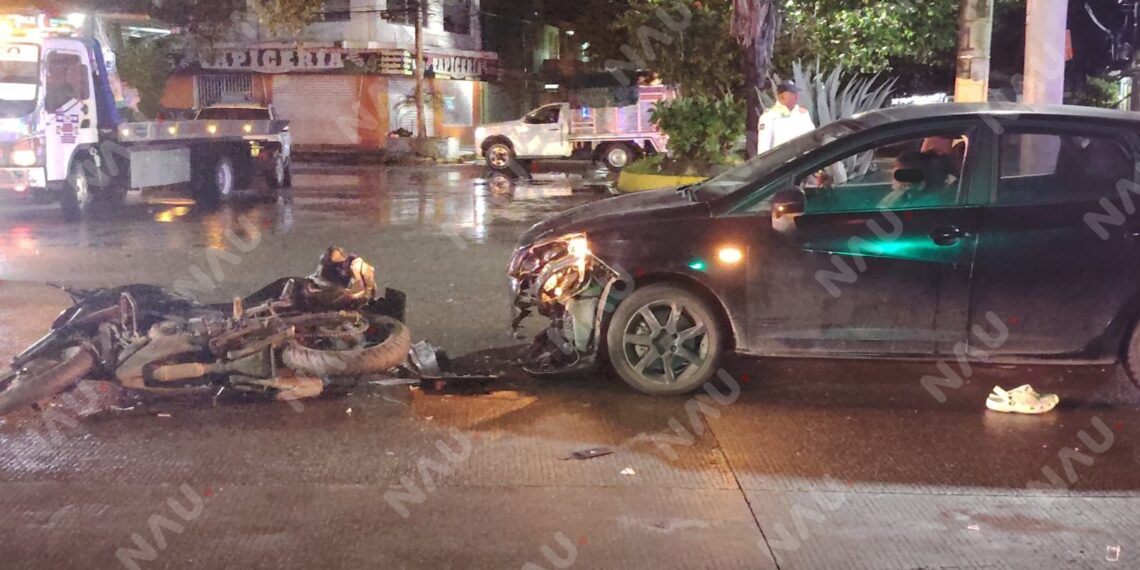 Motociclista derrapa y termina lesionado tras fuerte choque en Tapachula