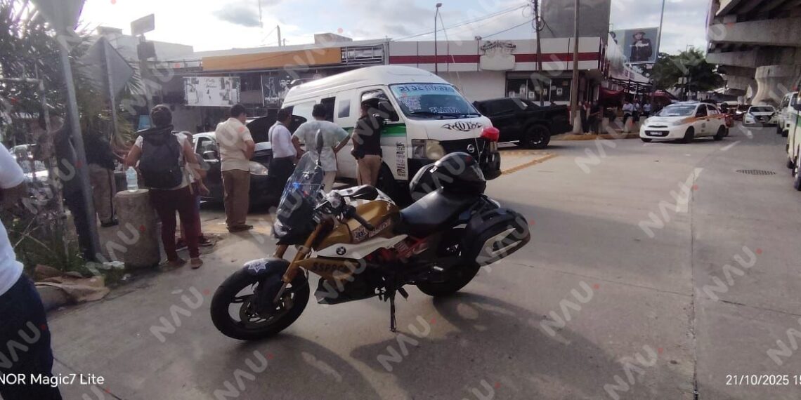 Choque entre vehículo particular y unidad de transporte foráneo deja solo daños materiales en Tapachula