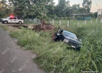 Mujer con heridas de arma blanca es abandonada en vehículo accidentado en el cantón Murillo