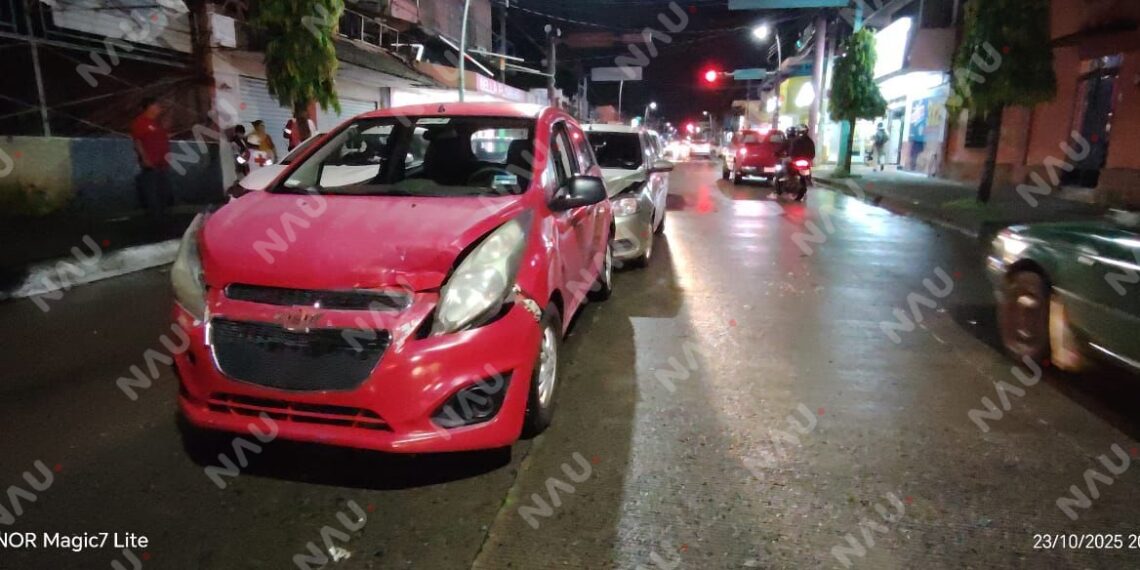 Choque en cadena deja tres vehículos dañados en el centro de Tapachula