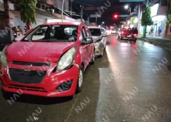 Choque en cadena deja tres vehículos dañados en el centro de Tapachula