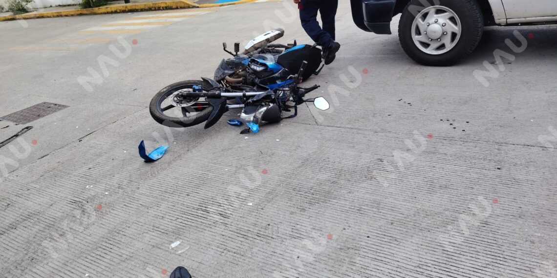 Motoristas chocan contra camioneta en cruce sin señalamiento; uno resulta lesionado