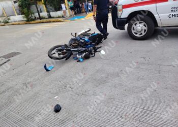 Motoristas chocan contra camioneta en cruce sin señalamiento; uno resulta lesionado