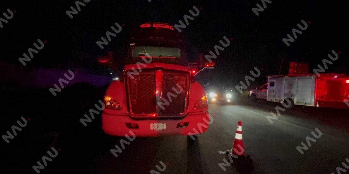 Tractocamión cisterna cae a un desagüe en el libramiento Sur Oriente de Tapachula