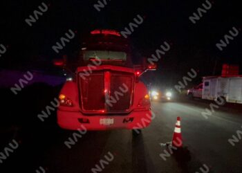 Tractocamión cisterna cae a un desagüe en el libramiento Sur Oriente de Tapachula