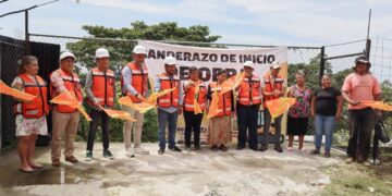 Fabián Barrios de León da inicio la pavimentación con concreto hidráulico mixto en el Barrio El Progreso