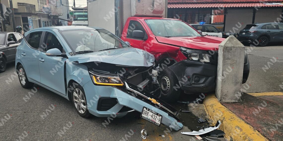 Dos choques consecutivos en el mismo cruce de Tapachula; un vehículo terminó incrustado en muro de vivienda