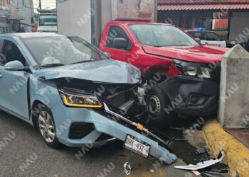 Dos choques consecutivos en el mismo cruce de Tapachula; un vehículo terminó incrustado en muro de vivienda