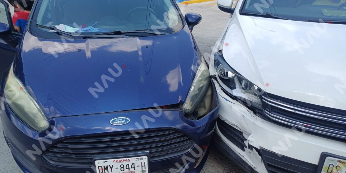 Choque entre Tiguan y Fiesta provoca daños materiales en zona privada de Tapachula