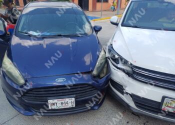 Choque entre Tiguan y Fiesta provoca daños materiales en zona privada de Tapachula