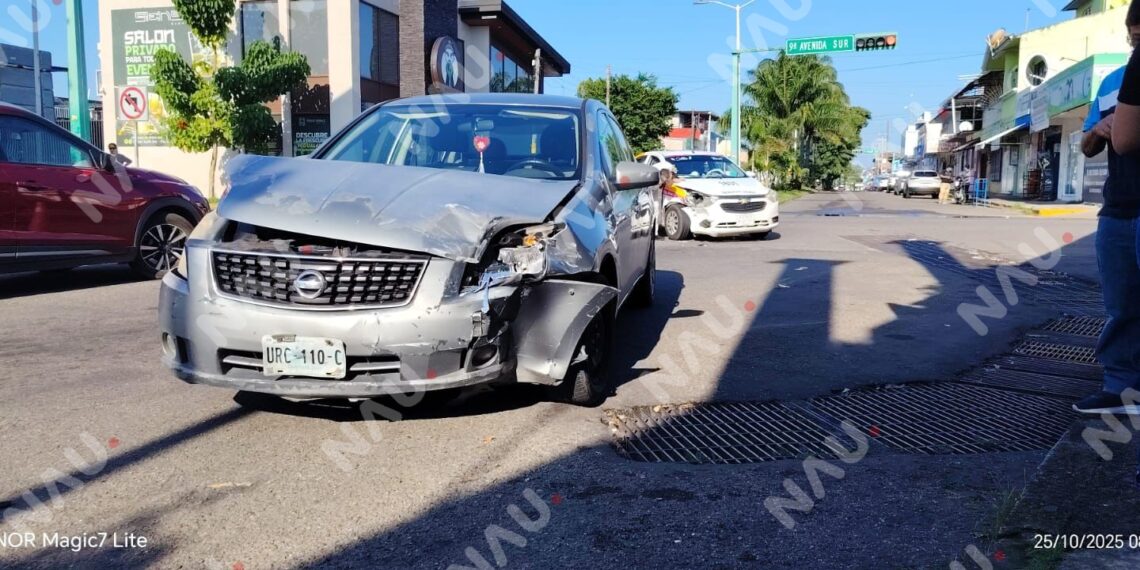 Colisión entre taxi y automóvil particular provoca caos vial en el centro de Tapachula