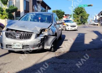 Colisión entre taxi y automóvil particular provoca caos vial en el centro de Tapachula