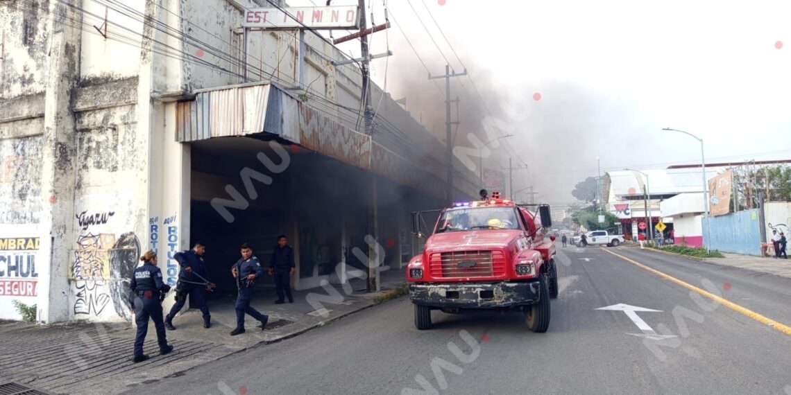 Incendio en antiguo edificio de Tapachula moviliza a bomberos y policías