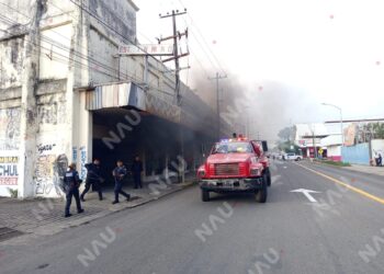 Incendio en antiguo edificio de Tapachula moviliza a bomberos y policías