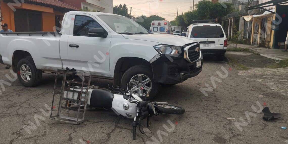 Motociclista sufre lesiones leves tras ser impactado por una camioneta en Tapachula