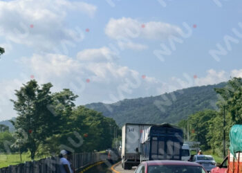 Bloqueo carretero en Acacoyagua: maestros y padres exigen reposición de docente y denuncian irregularidadesAbren la circulación cada 30 minutos para vehículos particulares y de emergencia