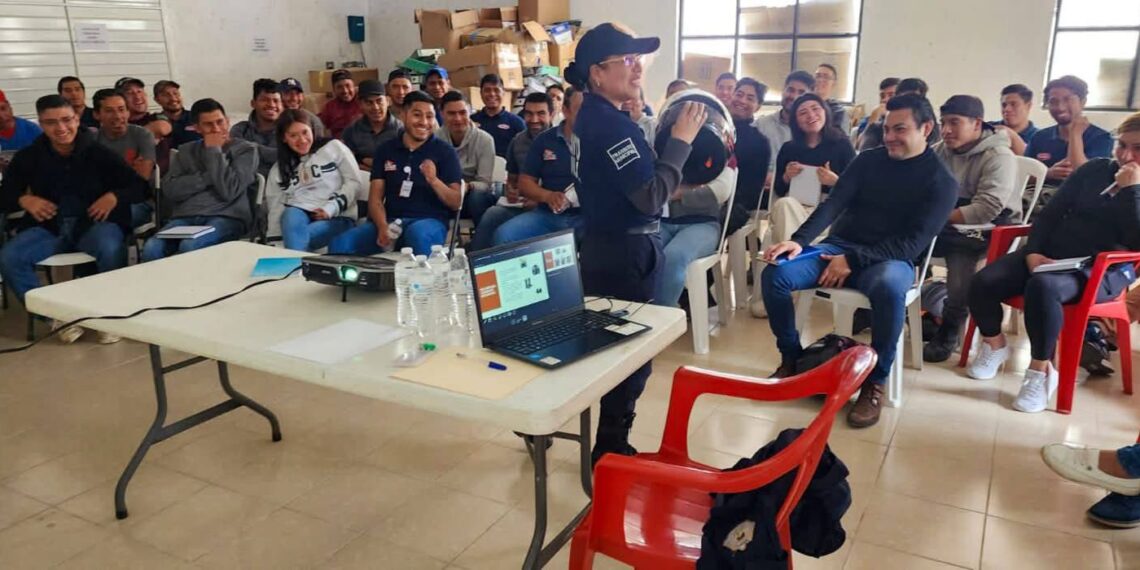 Refuerzan seguridad vial con cursos a conductores de empresas locales.