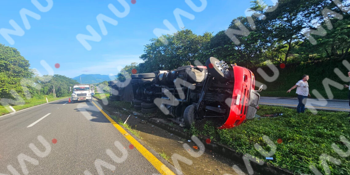Pesado tráiler vuelca en la carretera costera entre Pijijiapan y MapastepecNo hubo heridos; la vía permaneció parcialmente bloqueada varias horas