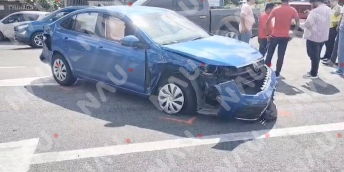 Un choque entre automóvil deportivo y vehículo azul en el entronque al ejido Álvaro Obregón