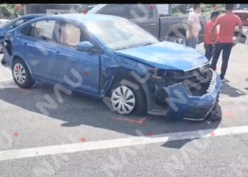 Un choque entre automóvil deportivo y vehículo azul en el entronque al ejido Álvaro Obregón