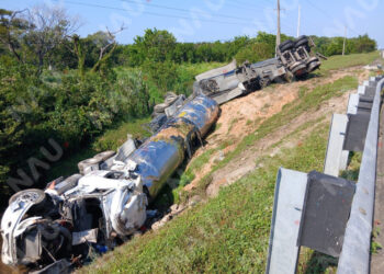Vuelca pipa cargado de Gasolina en doble remolque tipo cisterna