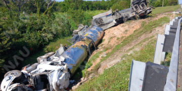 Vuelca pipa cargado de Gasolina en doble remolque tipo cisterna